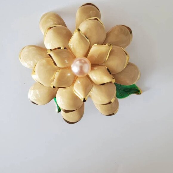 Large Statement Signed Joan Rivers Brooch Floral with Faux Pearl - Picture 6 of 9